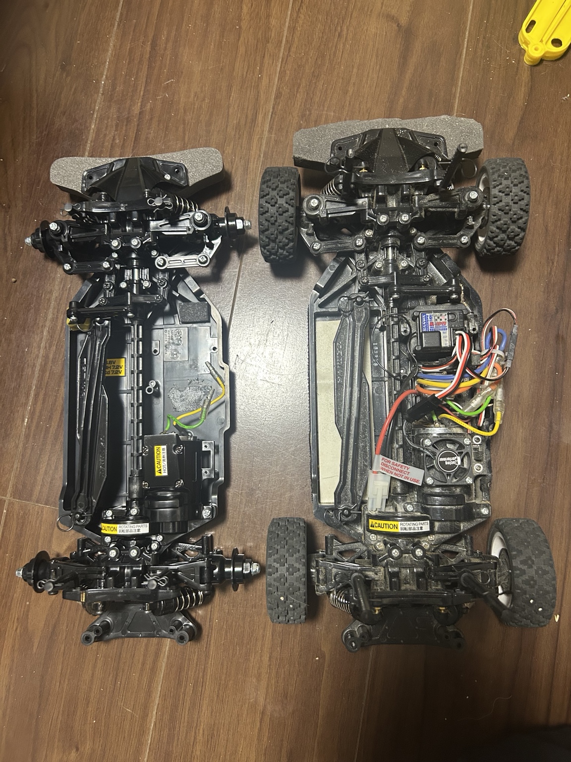 2台のTT-02シャーシを上から並べて比較