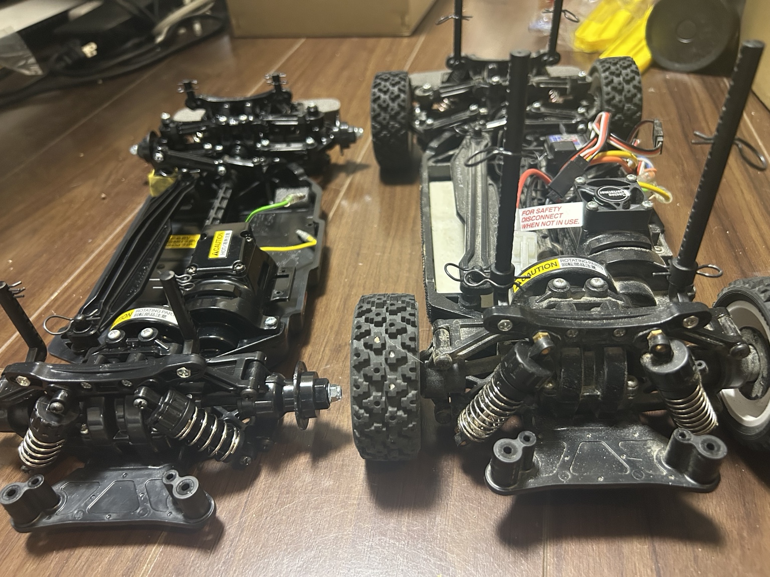 2台のTT-02のダンパーとボディポストを比較