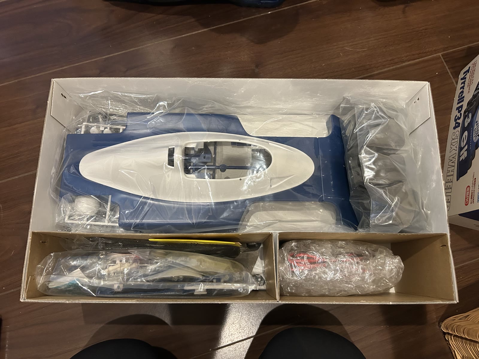 未組立のタミヤ タイレルP34 ITEM 49154を開封した直後の内容物
