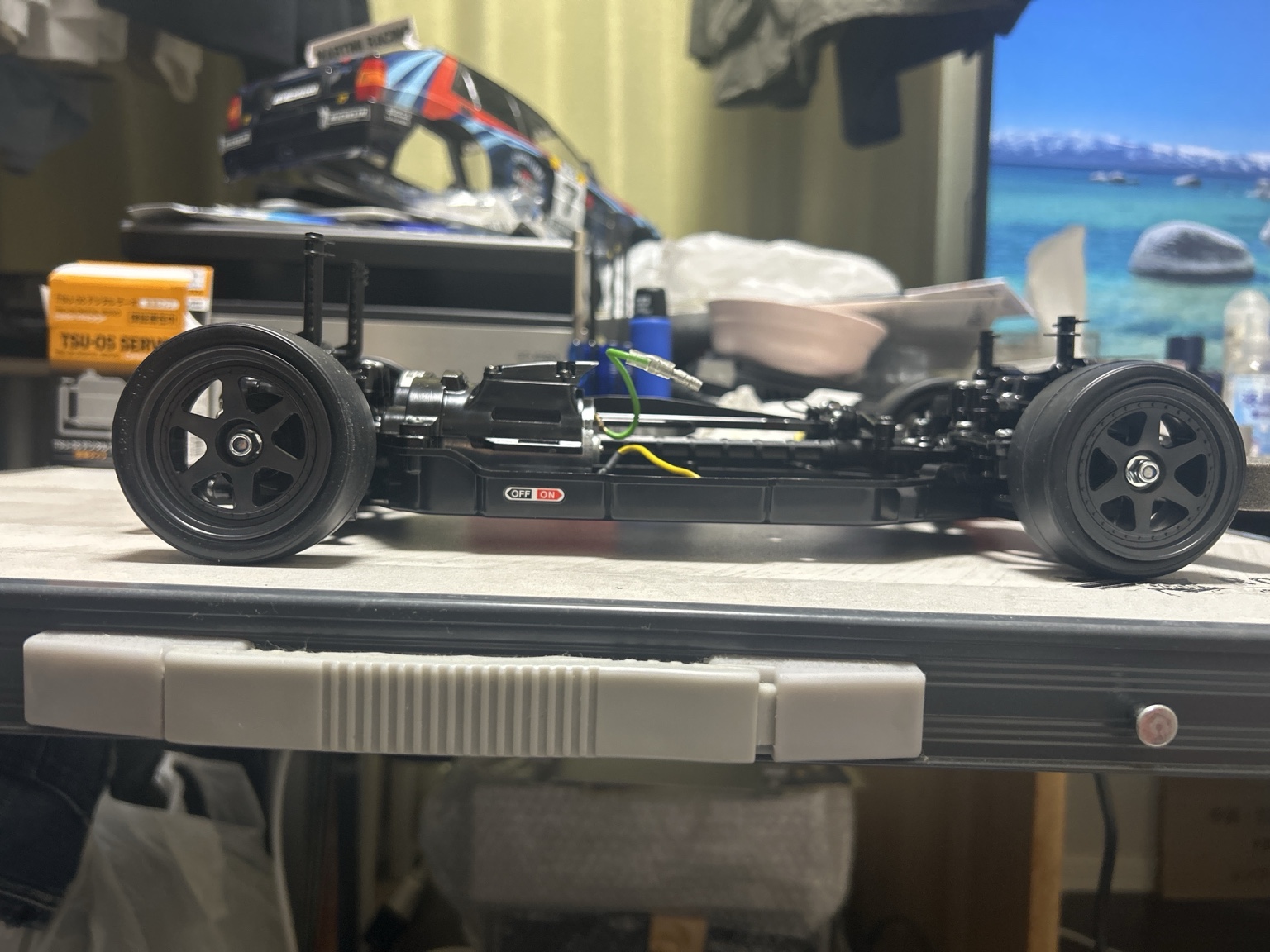 NSX用タイヤとホイールを取り付けたTT-02