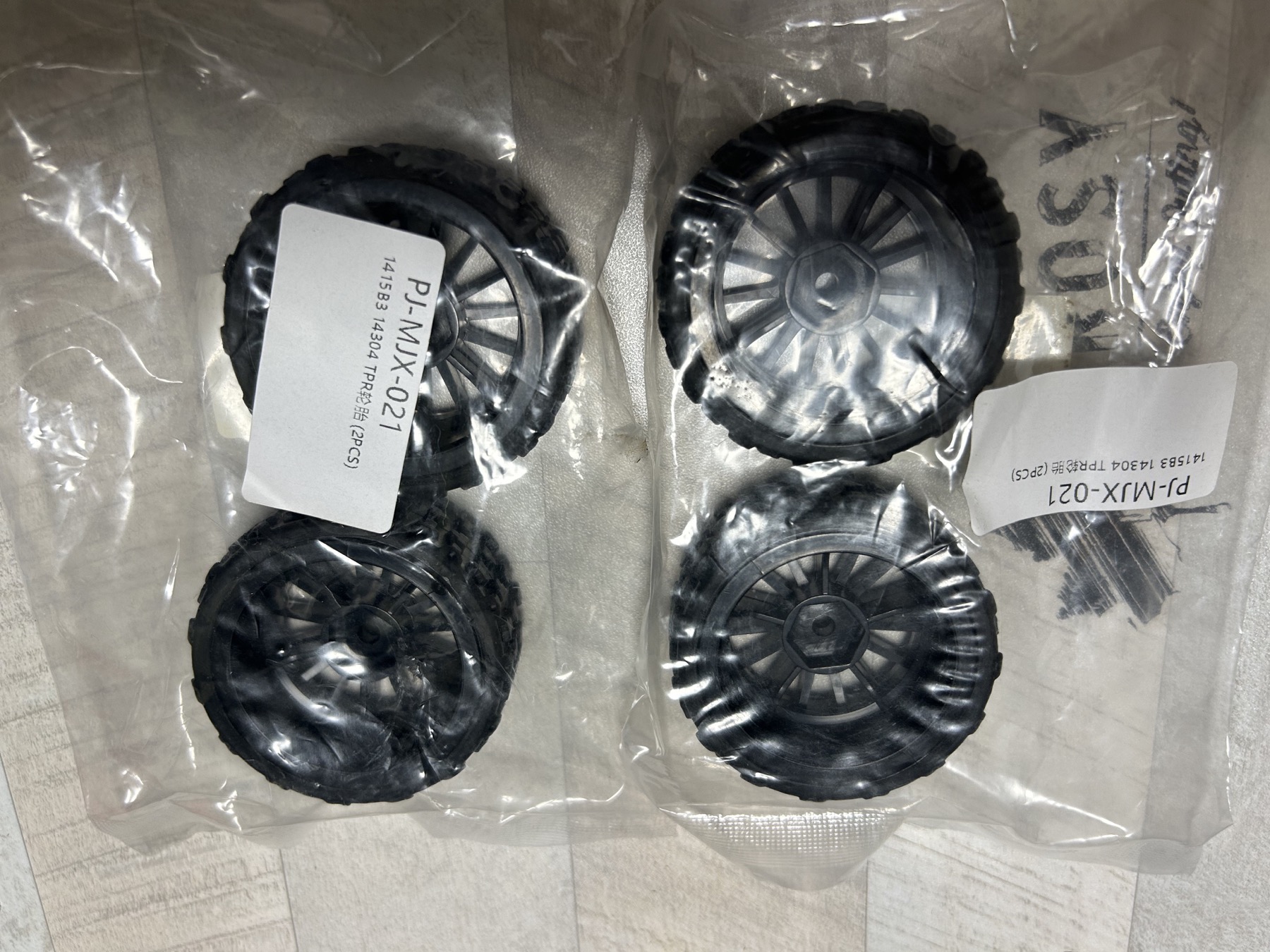 YOYOHOBBYから届いたMJX 14304用TPRタイヤ＆ホイール2セット
