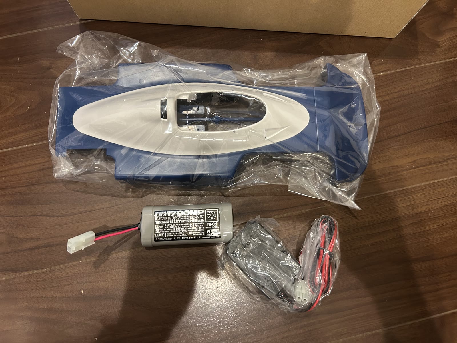 ITEM 49154の青白ボディとタミヤ1700MP Ni-Cdバッテリー