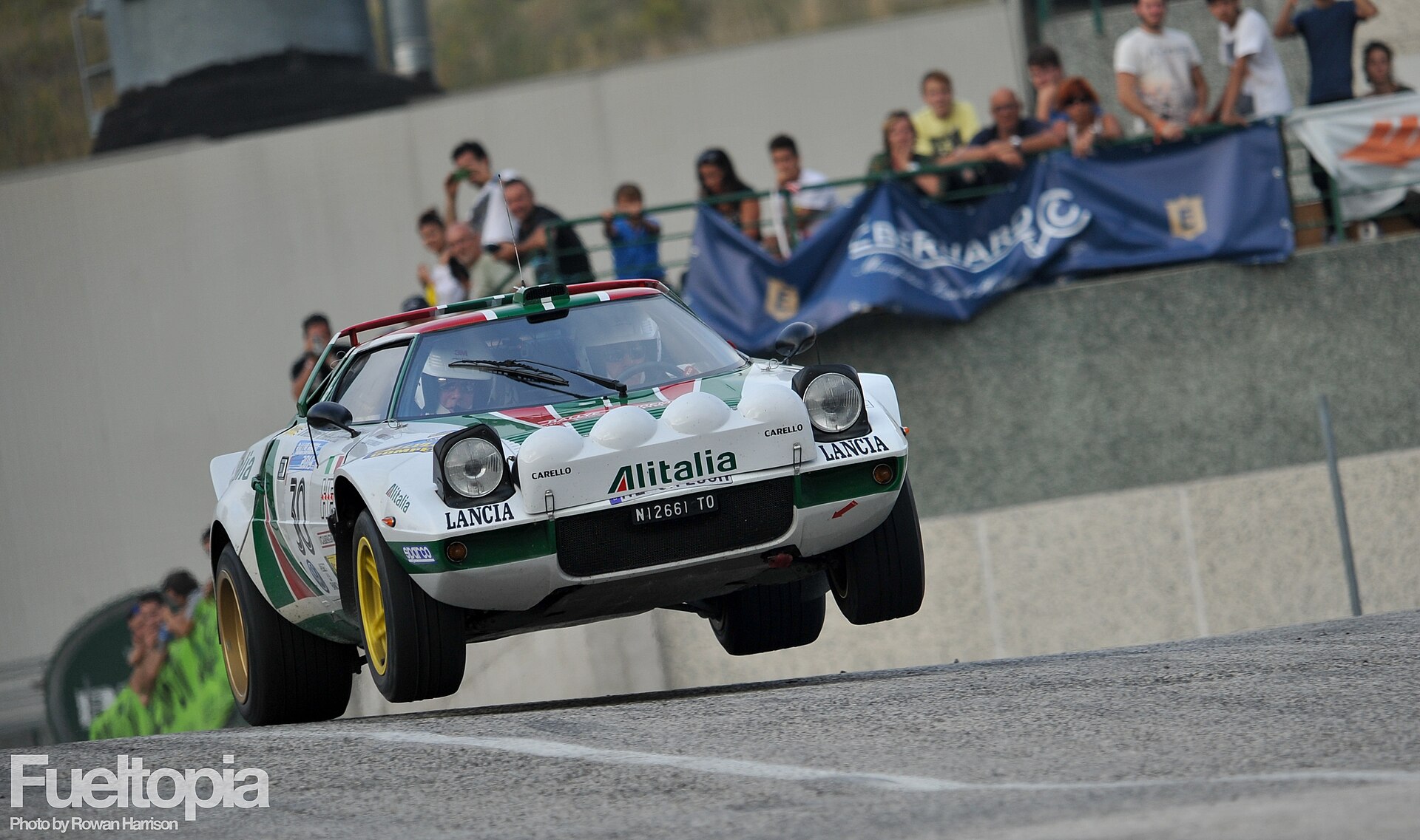 ジャンプするAlitaliaカラーのランチア・ストラトス HF Gr.4
