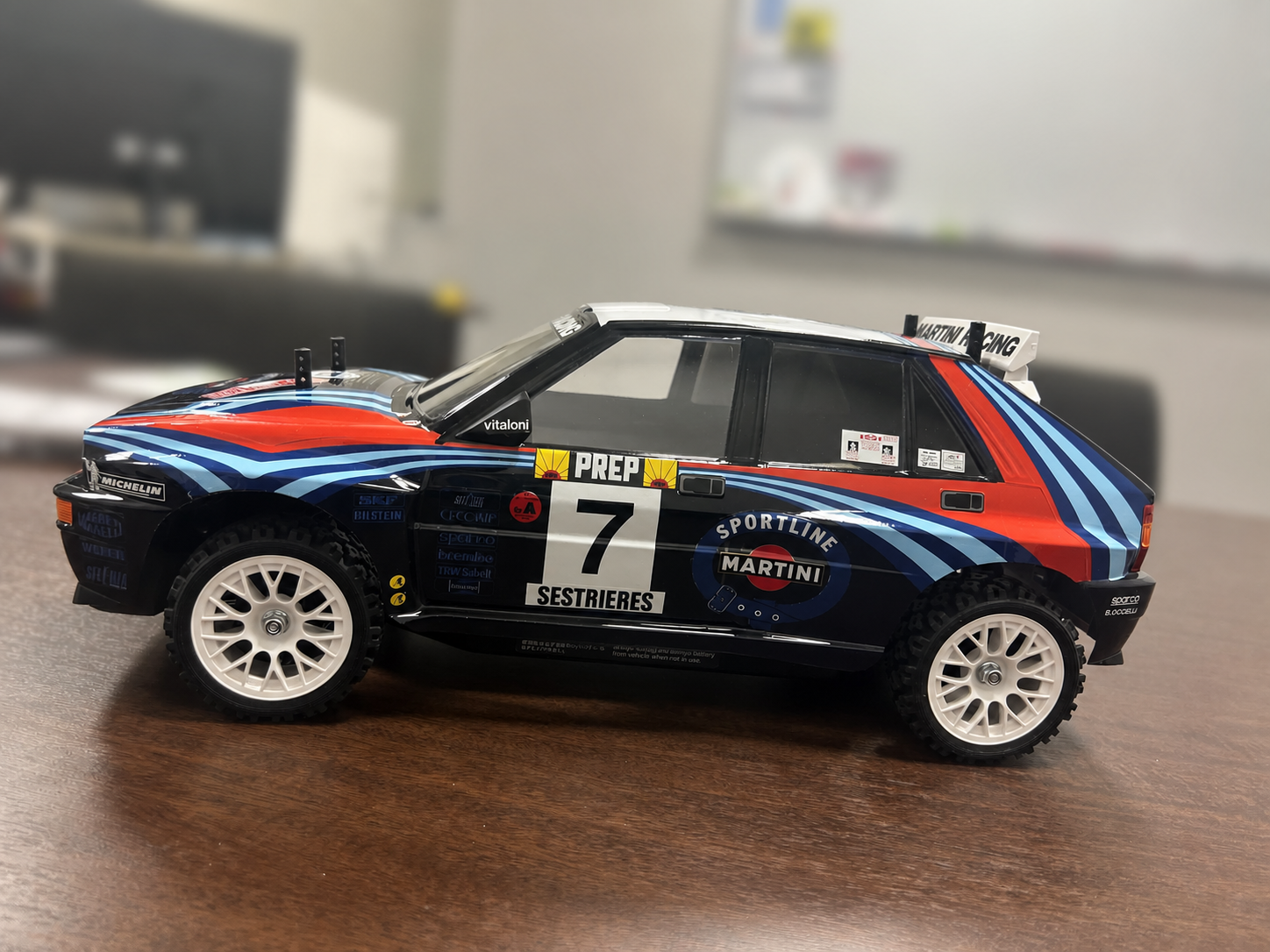 紺色のマルティニカラーをまとったランチア・デルタのRCカー