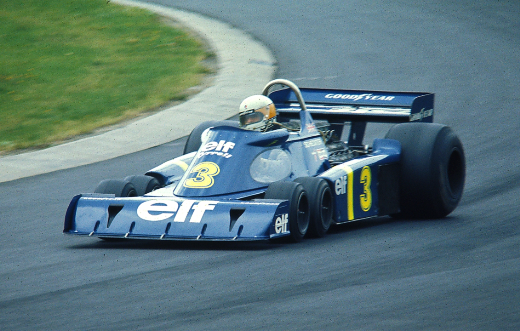 1976年ドイツGPのニュルブルクリンクを走るジョディ・シェクターの3号車タイレルP34