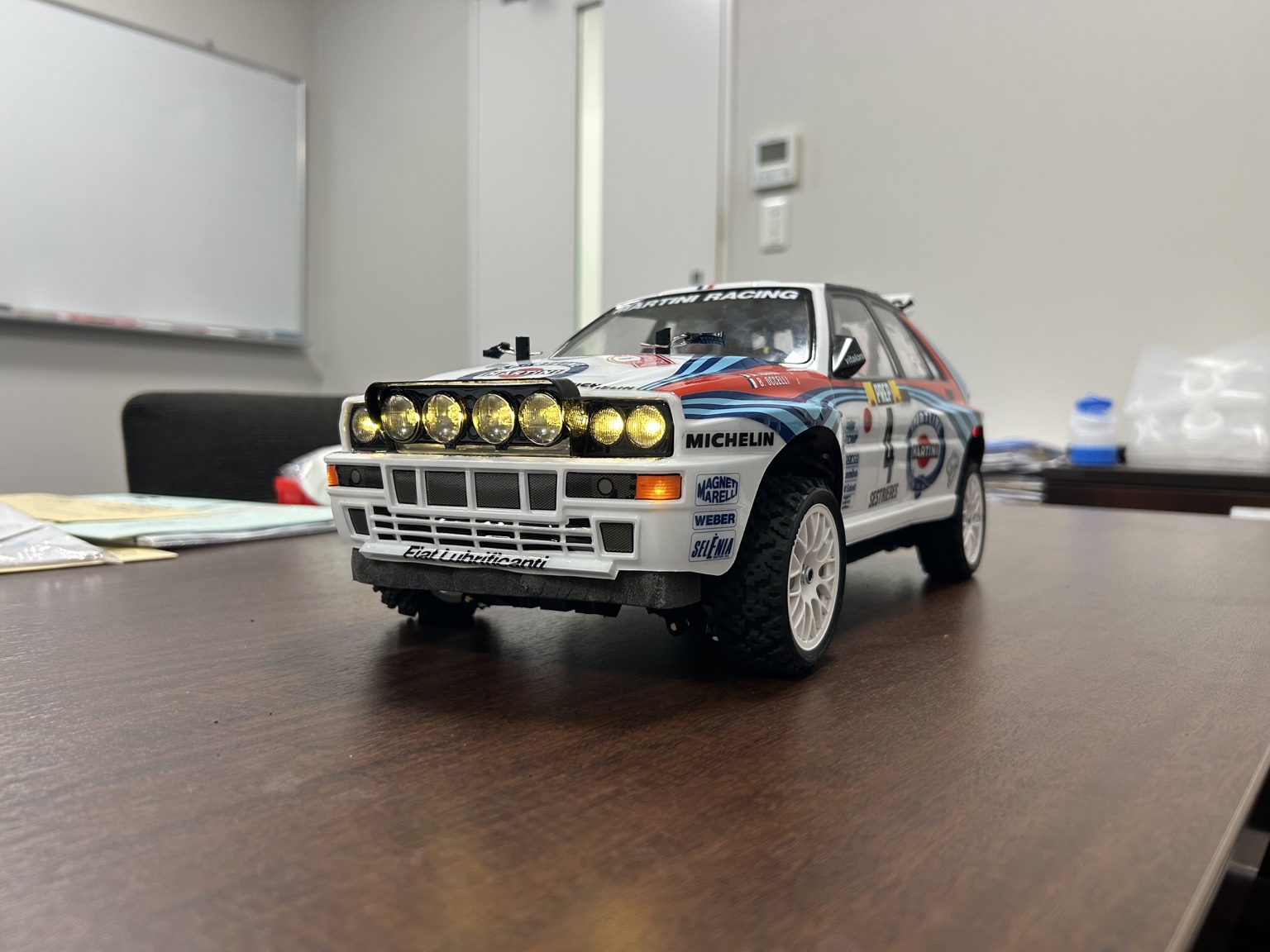 ライトを点灯したランチア・デルタのRCカーを正面から見た様子
