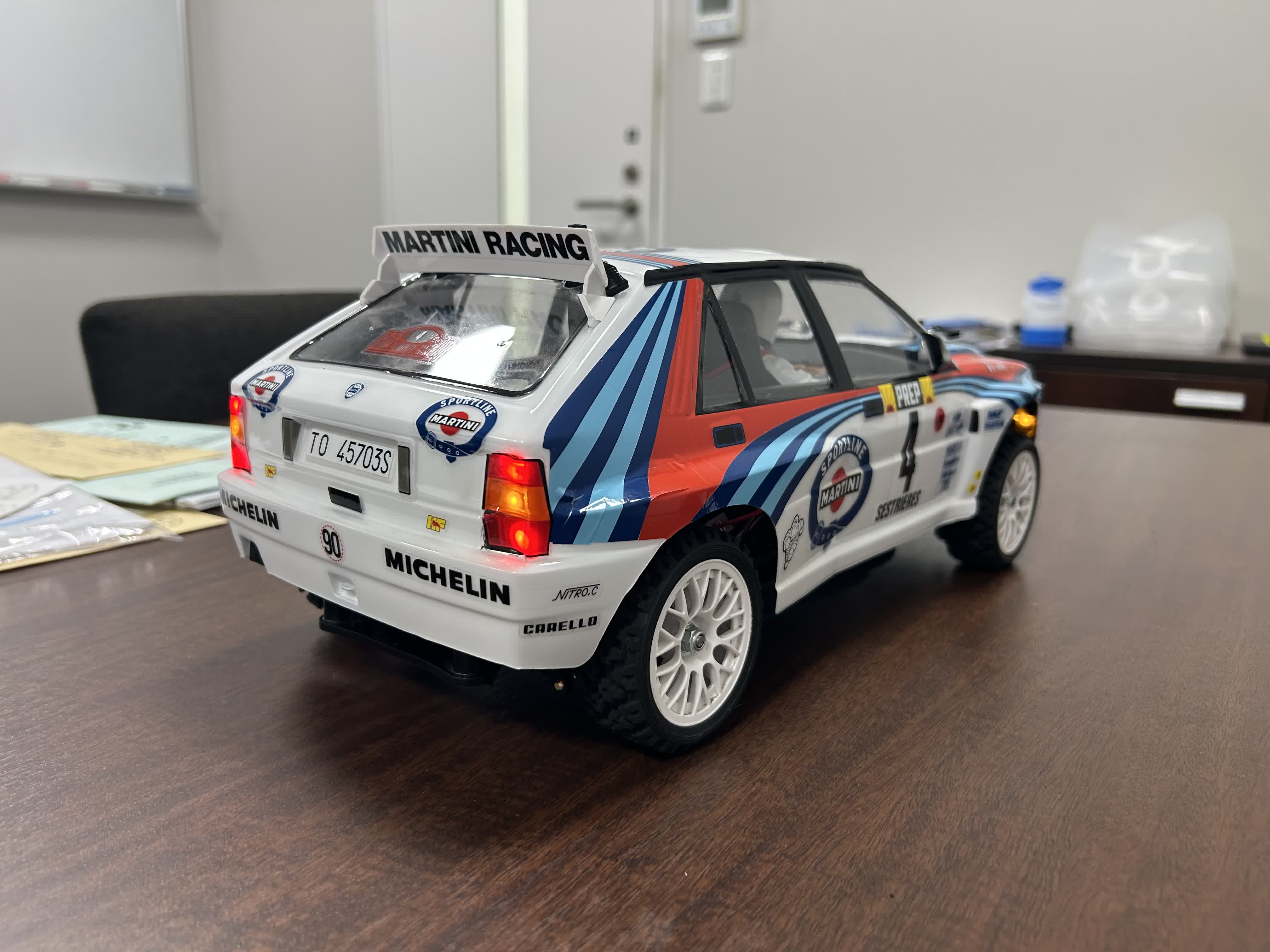 リアランプを点灯した白いランチア・デルタのRCカー